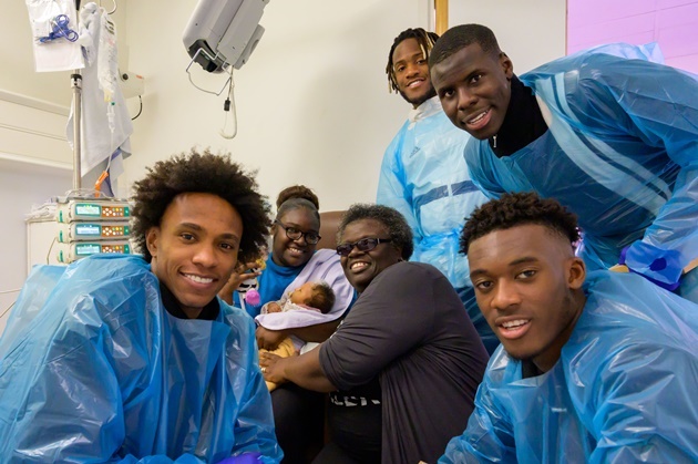 Mang không khí Giáng sinh tươi vui đến tất cả mọi người là thông điệp Chelsea muốn truyền tải, trước khi tập trung và dốc toàn lực cho cuộc chiến cam go với Spurs.