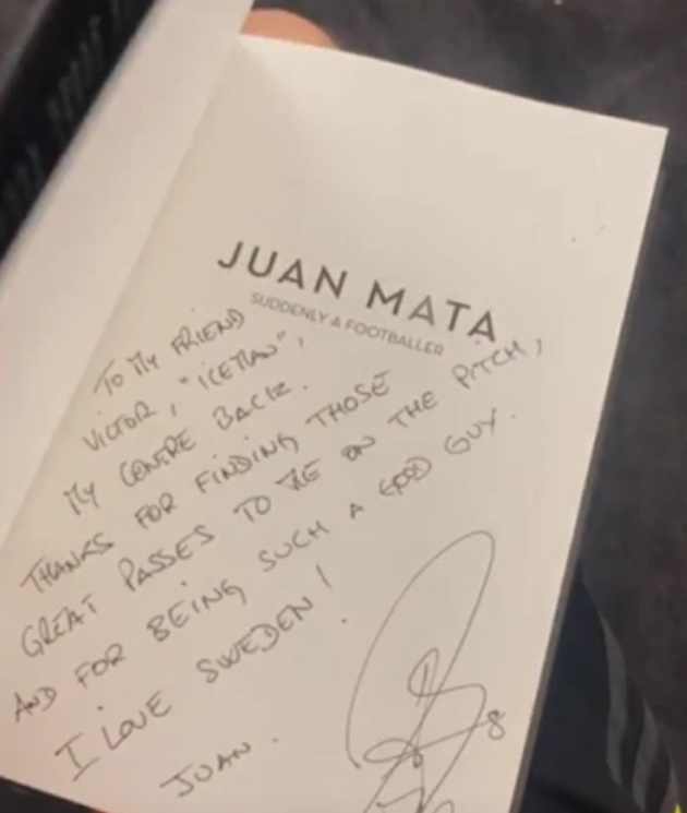 Juan Mata gives Man Utd team-mates signed copies of his autobiography for Christmas with inspirational messages inside - Bóng Đá