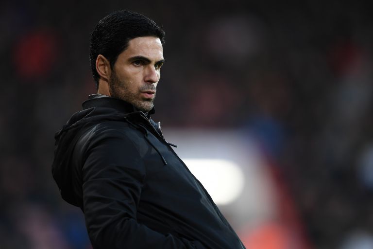 Peter Crouch cho rằng HLV Arteta đã làm rất tốt việc tạo dựng sự đoàn kết cho phòng thay đồ của Pháo thủ.