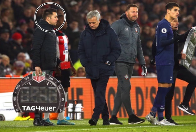 Jose Mourinho: I was rude to an idiot, says Tottenham manager after booking - Bóng Đá