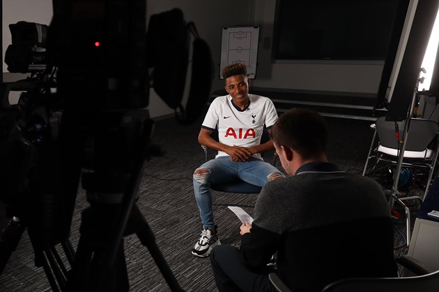 Ảnh Fernandes ký hợp đồng Tottenham - Bóng Đá