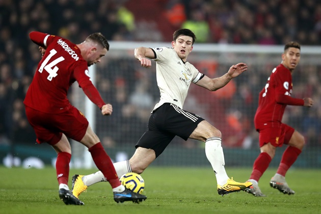 2 - Trong khi đó ở bên kia chiến tuyến, hậu vệ đắt giá nhất lịch sử - Harry Maguire lại bị qua người đến 2 lần (toàn đội Liverpool chỉ bị qua người đúng 1 lần) trong hiệp một.