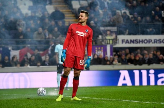 Watch raging Anderlecht boss Vincent Kompany scream at his own fans after they throw flare at Club Brugge ace Mignolet - Bóng Đá
