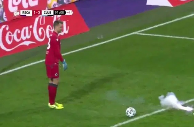 Watch raging Anderlecht boss Vincent Kompany scream at his own fans after they throw flare at Club Brugge ace Mignolet - Bóng Đá