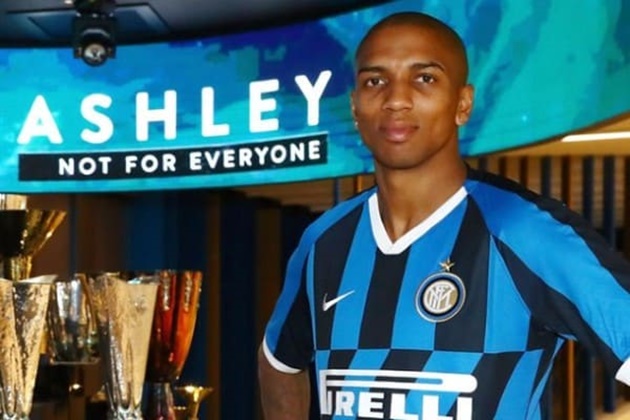 6. Ashley Young. Sau 9 năm gắn bó với Old Trafford, đội trưởng Quỷ Đỏ dứt áo chuyển sang Inter Milan.