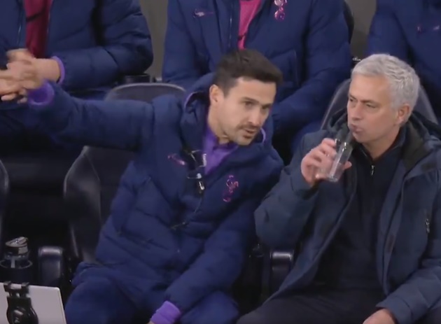 Mourinho thản nhiên, có vẻ như chưa rõ động thái của trợ lý.