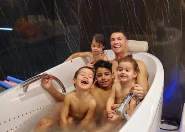 Tin vui dành cho CR7 là các nhà chức trách địa phương khẳng định cả Ronaldo lẫn tất cả thành viên gia đình anh đều không có dấu hiệu nhiễm COVID-19.