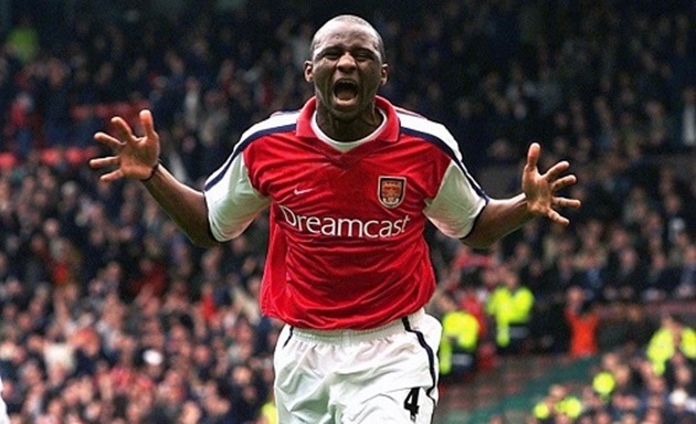 Tiền vệ trung tâm: Patrick Vieira. Đội trưởng huyền thoại của Arsenal trong mùa giải Premier League 2003/04 ở triều đại Arsene Wenger.