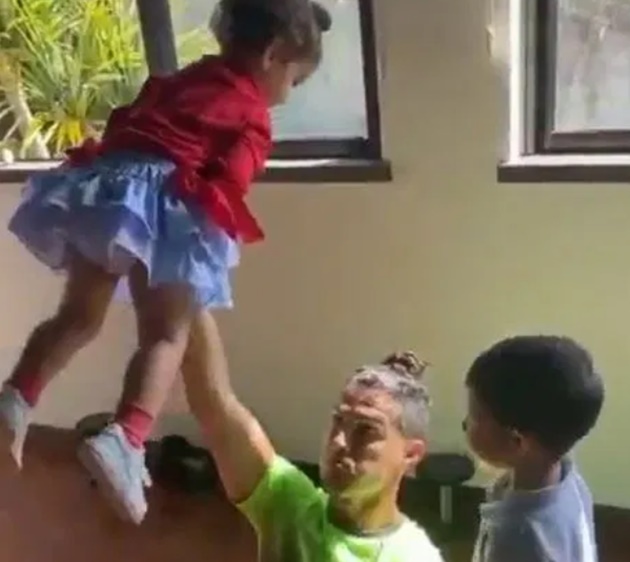 Nếu như cậu bé Mateo ngần ngại không cho bố nâng người lên, thì cô công chúa Eva phấn khích tươi cười trên không trung.