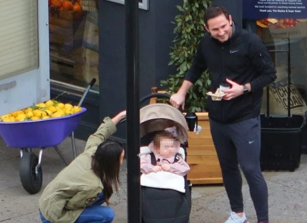 Mới đây, HLV Frank Lampard của Chelsea đã lọt vào ống kính máy quay trên đường phố.