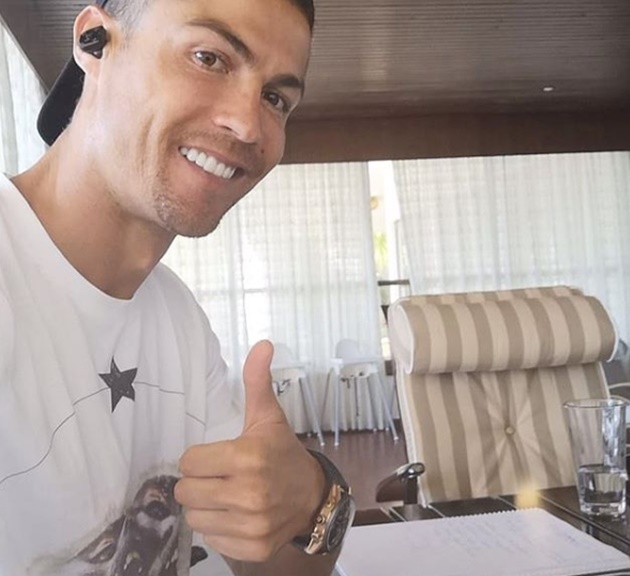 Cristiano Ronaldo reunites with family despite coronavirus lockdown to celebrate niece’s 21st birthday - Bóng Đá