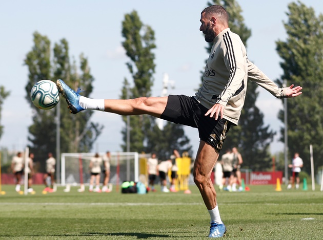 Gareth Bale pulls golf pose at Real Madrid training after hitting out at those who have a problem with him playing it - Bóng Đá