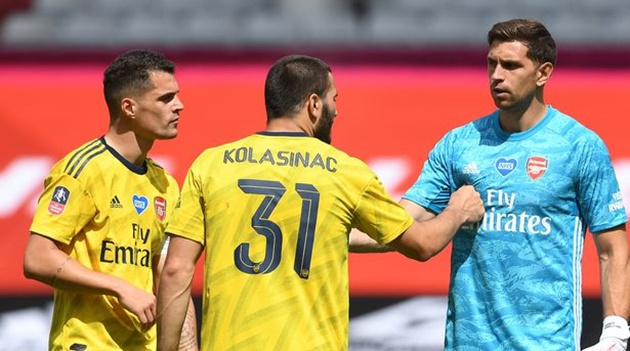 Granit Xhaka's message to Sead Kolasinac after his mistake says a lot about ex-captain - Bóng Đá