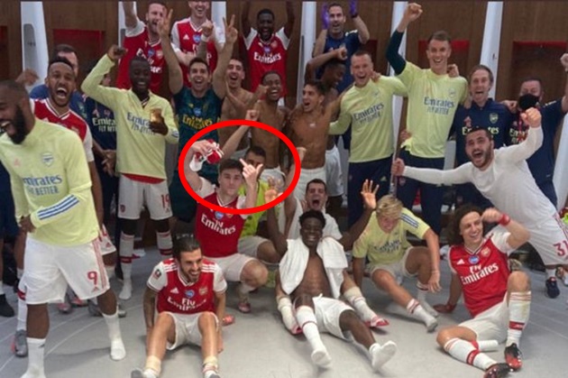 Arsenal defender Kieran Tierney apologises for offensive gesture in squad picture after FA Cup semi-final win - Bóng Đá