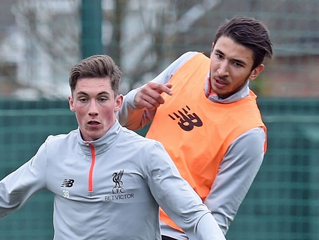 The Kop sẵn sàng bán Harry Wilson (trước), nhưng sẽ phải giảm mức giá 20 triệu bảng mong muốn do ảnh hưởng từ dịch COVID-19. Tương tự là Marko Grujic - ngôi sao được cho mượn ở Hertha Berlin 2 mùa qua.