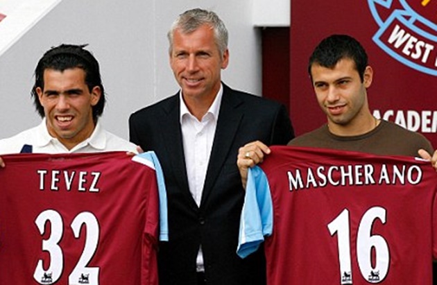 Pardew cũng không ngờ được dẫn dắt 2 cậu học trò chất lượng.