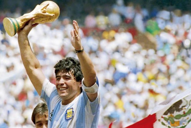 Vừa qua, thế giới bóng đá đã vĩnh viễn mất đi tượng đài Maradona. Sau 1 cơn trụy tim, chủ nhân cúp vàng World Cup 1986 đã an giấc mãi mãi.