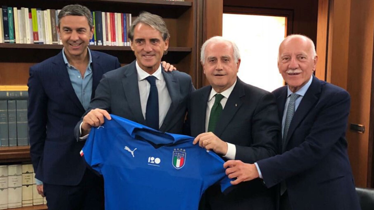 Chính thức: Roberto Mancini đặt bút ký hợp đồng với tuyển Ý  - Bóng Đá