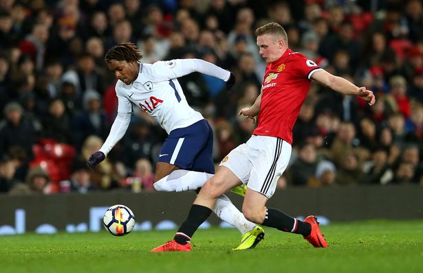 Ethan Hamilton tranh chấp bóng với cầu thủ Tottenham.