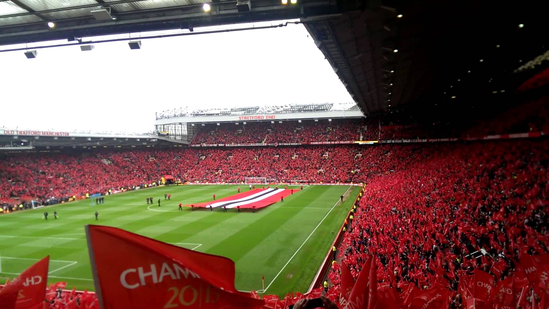 Những khán đài ngập tràn sắc đỏ níu chân De Gea ở lại sân Old Trafford.