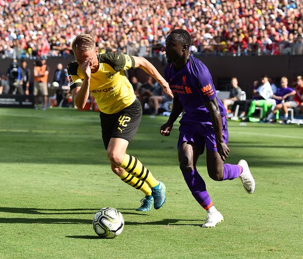 Naby Keita trong trận đấu hôm chủ nhật với Dortmund.