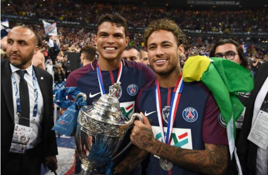 Đội trưởng Thiago Silva tới chúc mừng sự trở lại và chia sẻ niềm vui chiến thắng cùng Neymar.