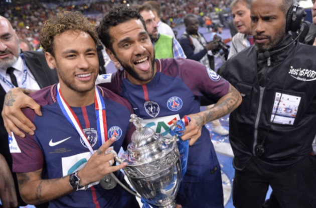 Neymar vẫn giữ nét mặt không tự nhiên khi chụp hình cùng đàn anh Dani Alves.