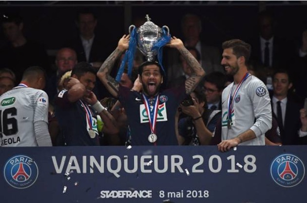 Dani Alves tạo hình hài hước khi nâng cao chiếc cúp Quốc gia Pháp.