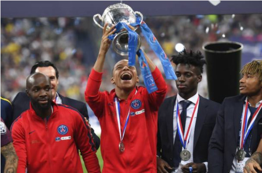 Sao trẻ Mbappe vui sướng nâng cao cúp Quốc gia đầu tiên trong sự nghiệp.