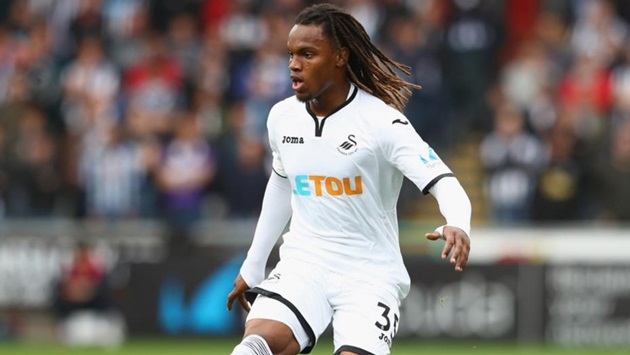 Chứng kiến Renato Sanches phải ngồi dự bị ở Bayern, HLV Paul Clement tận dụng quan hệ để đưa tiền vệ sinh năm 1997 đến Swansea dưới dạng cho mượn. Tại sân Liberty, nhà vô địch Euro 2016 sẽ được đảm bảo vị trí chính thức trong đội hình "Thiên nga đen".