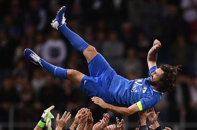 Trong khi đó, những danh thủ như Cafu, Andriy Shevchenko, Carlos Tevez, Clarence Seedorf và Gianluigi Buffon thi đấu cho đội áo xanh.