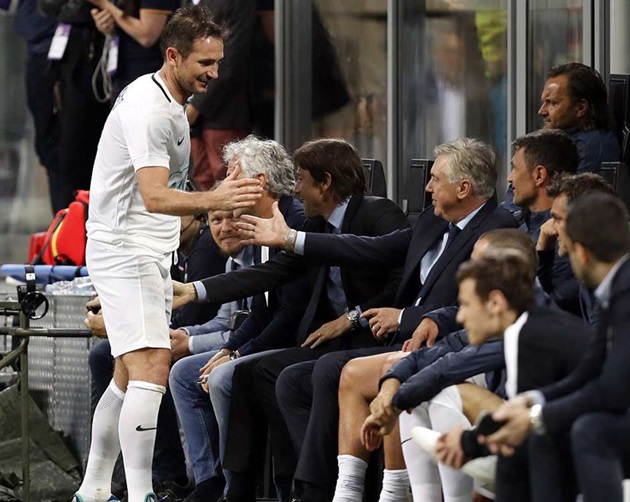 Franck Lampard là cầu thủ người Anh duy nhất được mời dự trận đấu tri ân Andrea Pirlo. Anh đến bắt tay chào hỏi huấn luyện viên Carlo Ancelotti.