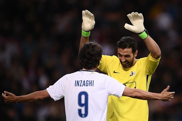 Inzaghi và thủ môn Buffon chúc mừng nhau. Sau mùa này, Buffon chia tay câu lạc bộ Juventus sau 17 năm gắn bó, nhưng anh hiện chưa quyết định điểm đến tiếp theo trong sự nghiệp.