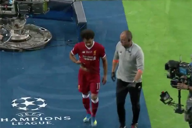 Lộ hình ảnh Ramos cười hớn hở khi Salah khóc rời sân - Bóng Đá