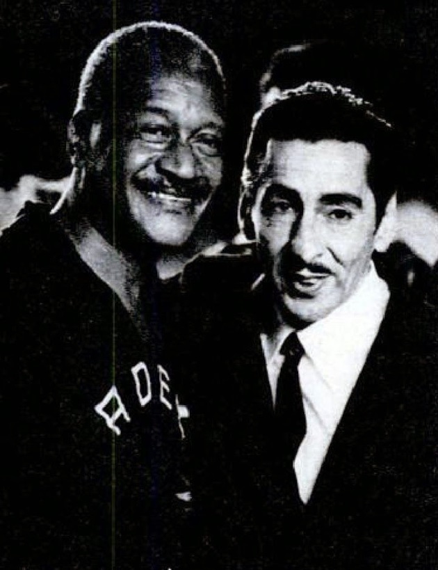 Thủ thành tội nghiệp Barbosa (trái) bên cạnh Alcides Ghiggia. Ảnh: Pinterest.