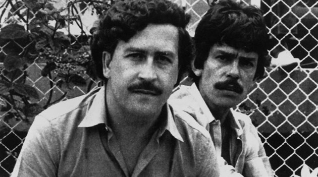 Ông trùm Pablo Escobar (trái). Ảnh: Fourfourtwo.