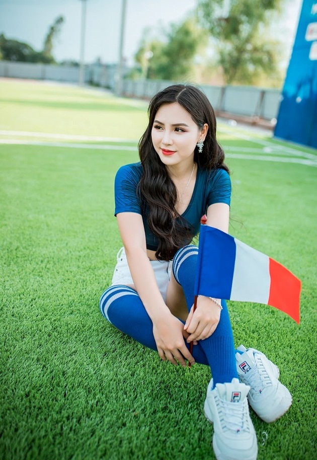 Ngân chia sẻ từ khi tham gia chương trình trên truyền hình cô mới hiểu thế nào là “ăn ngủ cùng bóng đá“. "Mình đã dành rất nhiều thời gian để xem và tìm hiểu về những trận vừa qua. Thích Salah nhưng mong Uruquay thắng”, cô cười.