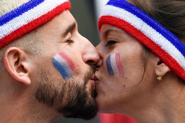 Những nụ hôn nóng bỏng trên khán đài World Cup 2018 - Bóng Đá