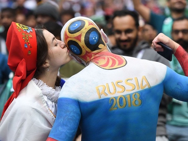 Những nụ hôn nóng bỏng trên khán đài World Cup 2018 - Bóng Đá