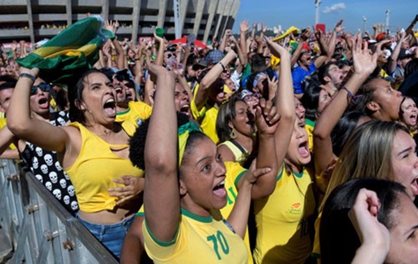 Brazil thắng nhọc: 6 phút sau, cửa mở - Bóng Đá