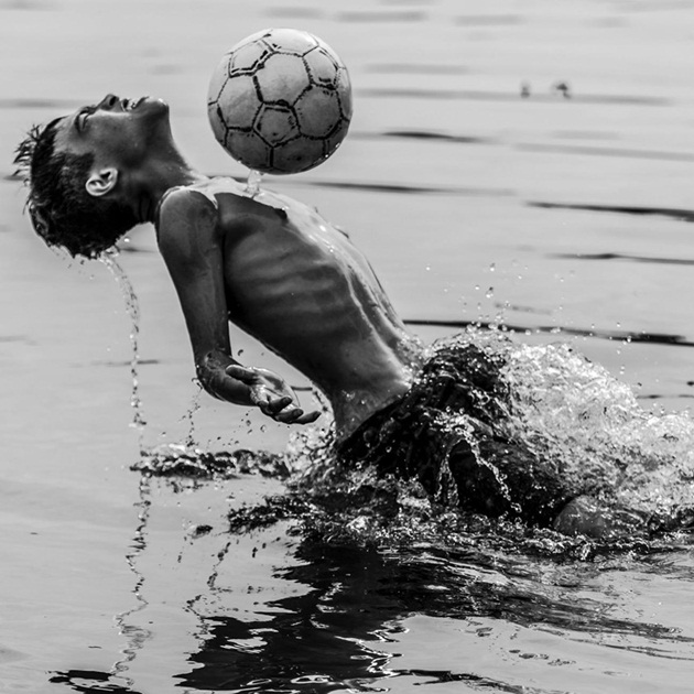 “Cháu thích Brazil với lại Neymar”, cậu bé trả lời khi được hỏi về đội bóng yêu thích nhất World Cup năm nay. Ảnh: Trần Tuấn Anh.
