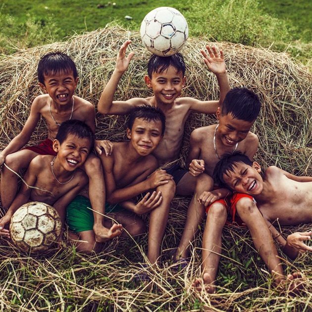 "Mùa World Cup cũng là mùa tụi nhỏ được nghỉ hè. Chúng được sống trong những ngày ăn bóng đá, ngủ bóng đá", tác giả Trần Tuấn Anh.