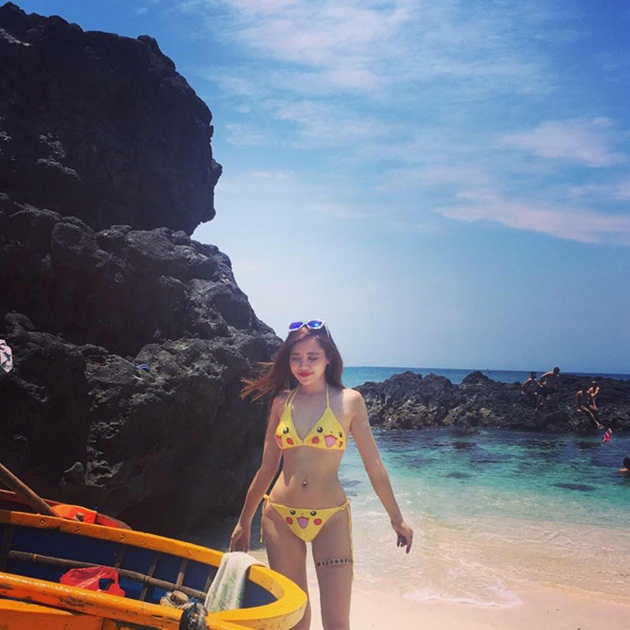 Khoe dáng trong những bộ bikini nóng bỏng.