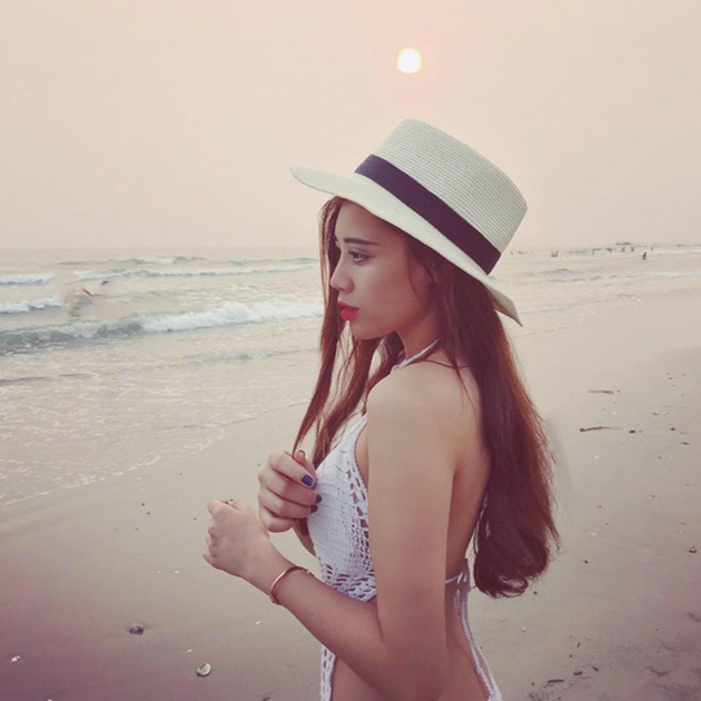 Dù là "đàn chị" nhưng Giáng Ly vẫn nổi bật không kém dàn 32 hot girl đại diện cổ vũ cho các đội bóng World Cup.
