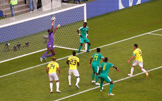 Chủ nhân của bàn thắng duy nhất là Yerry Mina - ngôi sao đang chơi cho Barcelona - với một cú đánh đầu đập đất hiểm hóc. Thủ môn N'Diaye đã chạm được tay vào bóng nhưng vẫn không thể cứu thua cho đại diện châu Phi.