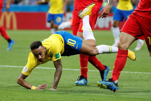 Trọng tài được ca ngợi vì 3 lần từ chối cho Brazil hưởng penalty - Bóng Đá