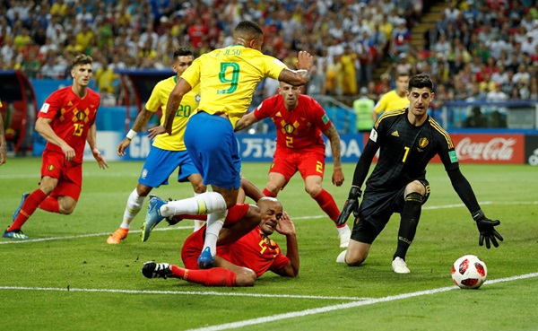 Một tình huống đáng chú ý nữa đến ở phút 56, Vincent Kompany đốn ngã Gabriel Jesus nhưng vẫn không có penalty cho Brazil.