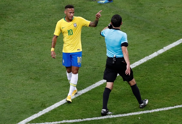 Trọng tài được ca ngợi vì 3 lần từ chối cho Brazil hưởng penalty - Bóng Đá