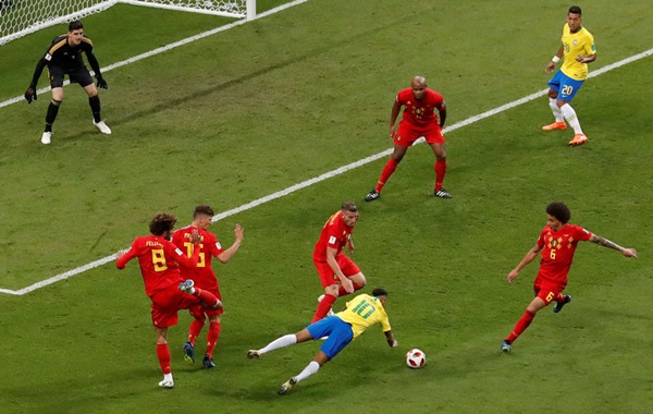 Trọng tài được ca ngợi vì 3 lần từ chối cho Brazil hưởng penalty - Bóng Đá