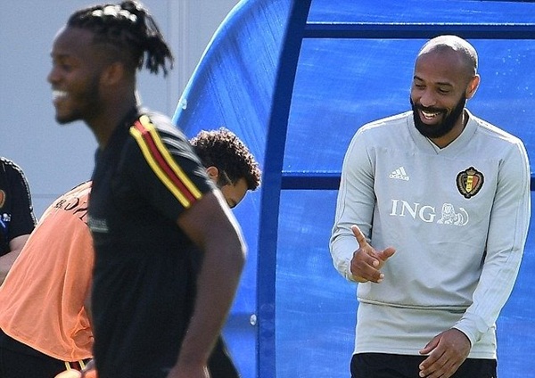 Trợ lý Thierry Henry liên tục vui đùa cùng đàn em